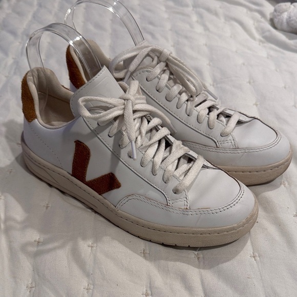 Veja Shoes - V-12 LEATHER WHITE CAMEL (2)
